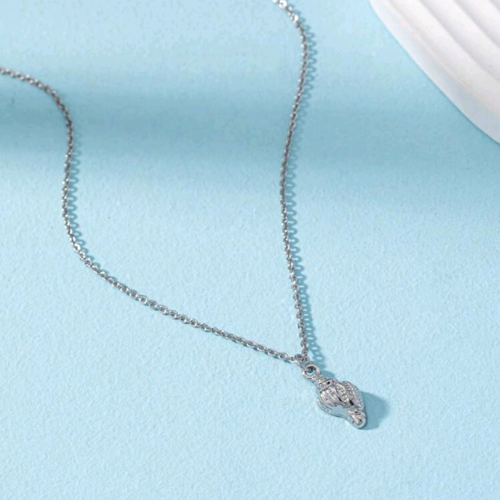 NWT, Elegant Silver Seashell Pendant Necklace